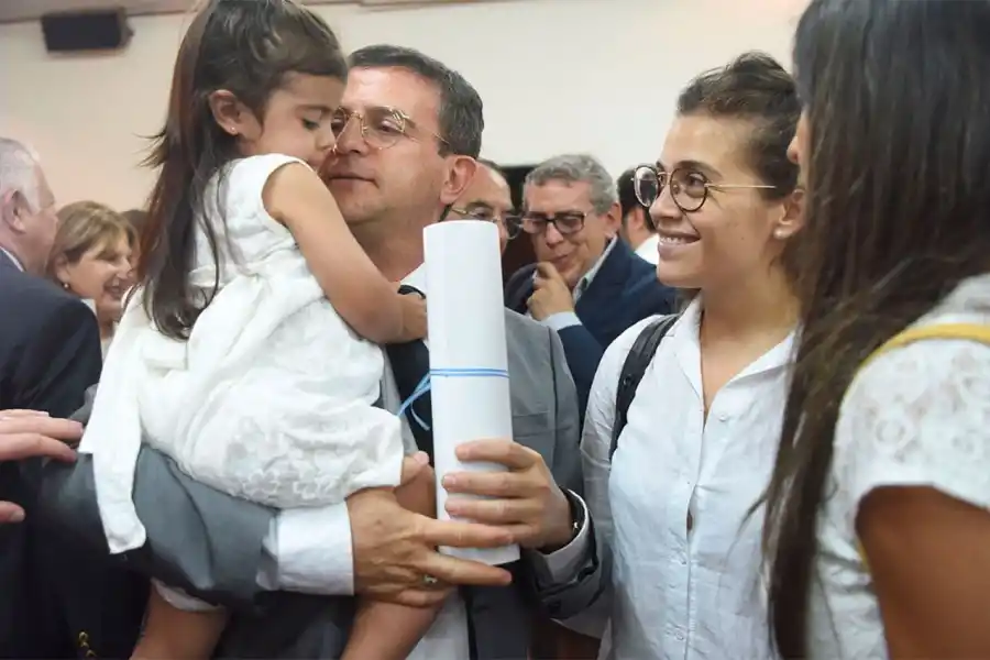 EN BRAZOS. Ya con diploma en mano, Cisneros recibe el saludo de su nieta.