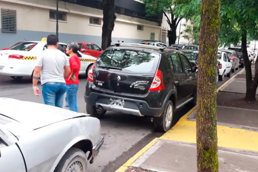 Un conductor obstruye una rampa para discapacitados frente a un hospital