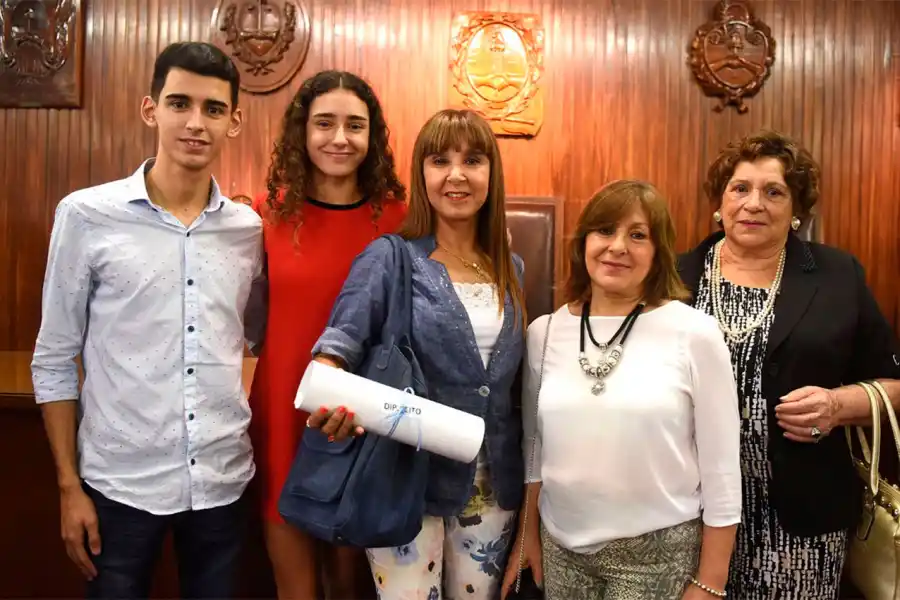REPRESENTANTES. Los hijos y la esposa de  Mario Leito recibieron el diploma, debido a su viaje a Estados Unidos. 