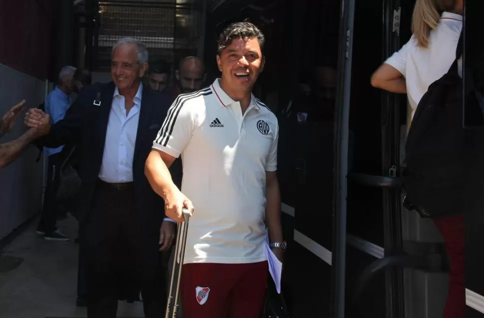 PURA ALEGRÍA. Marcelo Gallardo se mostró sonriente al subirse al micro que trasladó a todo el plantel rumbo a Ezeiza, desde donde partió con rumbo a Lima. twitter@RiverPlate
