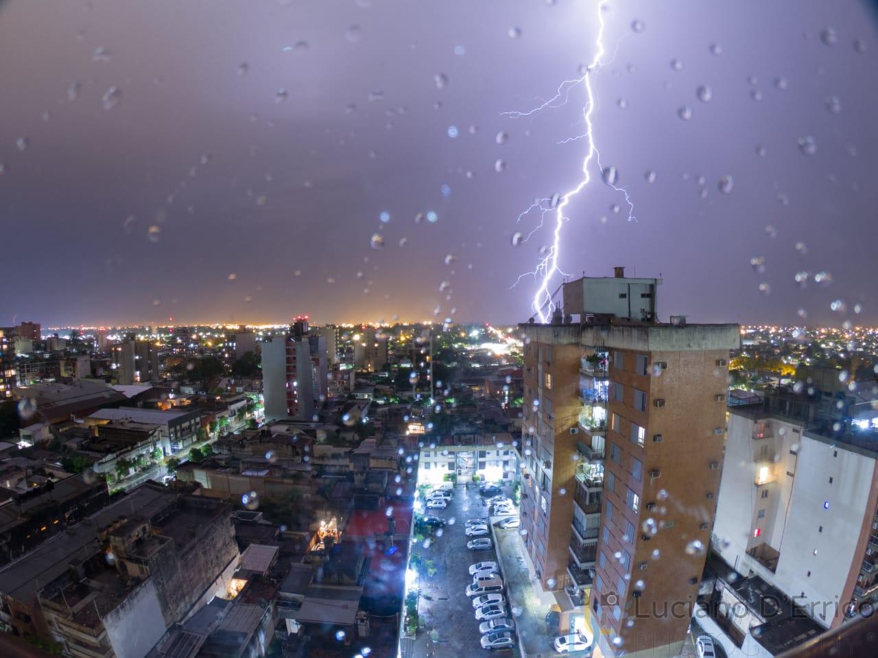 BARRIO SUR. El fotógrafo Luciano D' Errico captó el momento de la tormenta eléctrica. IMAGEN GENTILEZA @DERRICOLUC