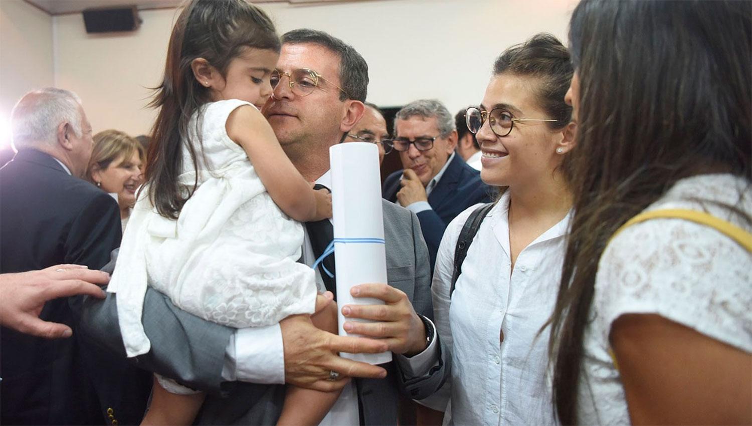 EN BRAZOS. Ya con diploma en mano, Cisneros recibe el saludo de su nieta.