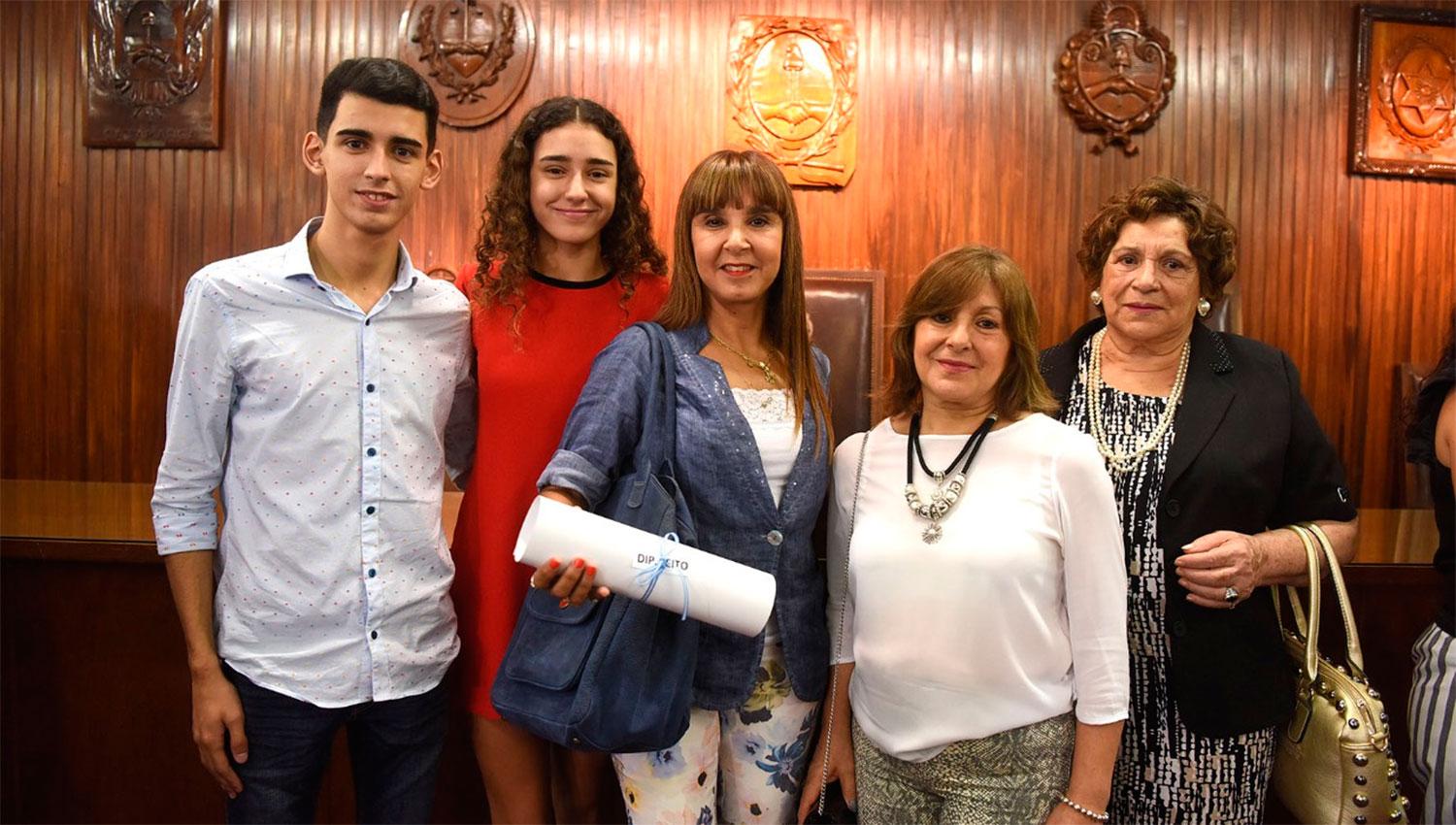 REPRESENTANTES. Los hijos y la esposa de  Mario Leito recibieron el diploma, debido a su viaje a Estados Unidos. 