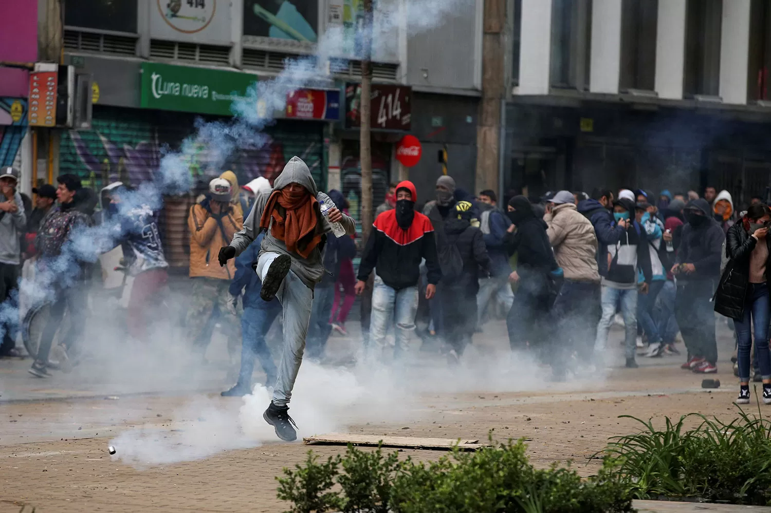 MAXIMA TENSIÓN. No todas las manifestaciones fueron pacíficas en Colombia. Hasta hubo saqueos. REUTERS