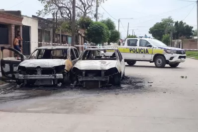 Su cuñado lo chocó con el auto y luego le prendió fuego; el hombre está internado