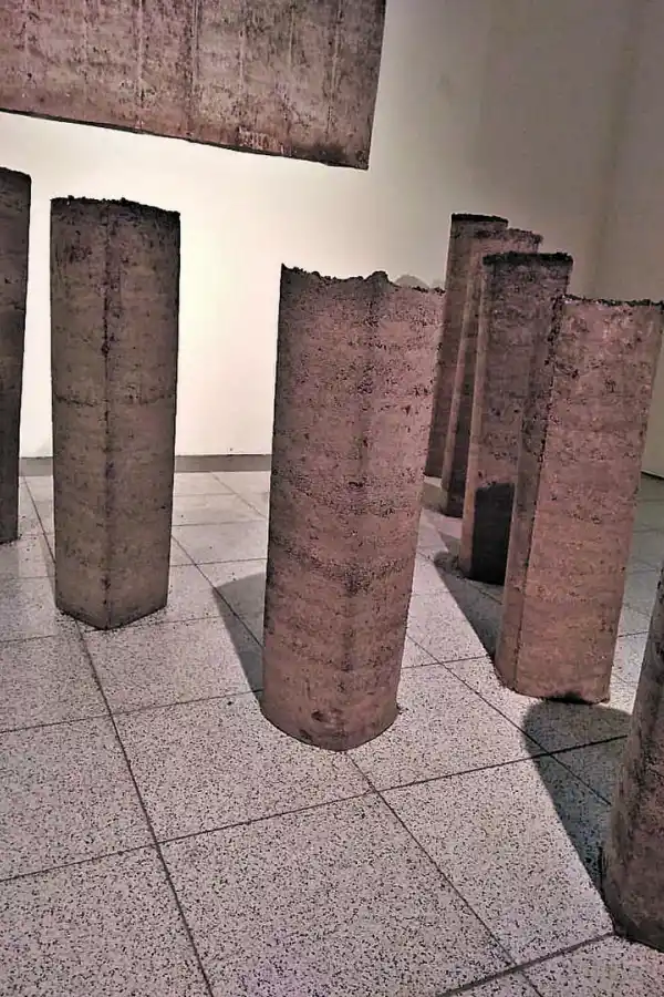 TRANSFORMACIÓN. “Perspicere”, de Sofía Noble, se modifica a través del tiempo y pierde materia y sustancia. Los prismas construidos con tierra tienen 20 cm menos desde que están ubicados en la sala. 