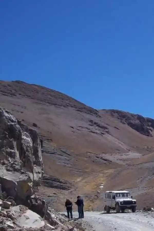 ENTRE CERROS. Los especialistas, en pleno trabajo geológico.