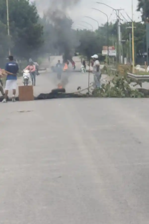 Caos en Yerba Buena: está cortado el tránsito en Camino de Sirga y Solano Vera por una protesta