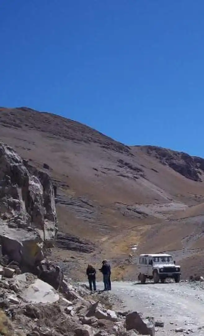 ENTRE CERROS. Los especialistas, en pleno trabajo geológico.