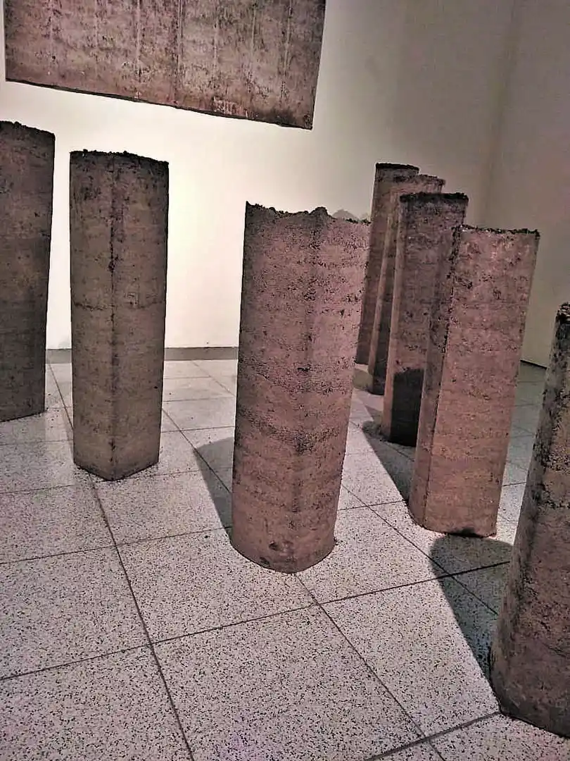 TRANSFORMACIÓN. “Perspicere”, de Sofía Noble, se modifica a través del tiempo y pierde materia y sustancia. Los prismas construidos con tierra tienen 20 cm menos desde que están ubicados en la sala. 