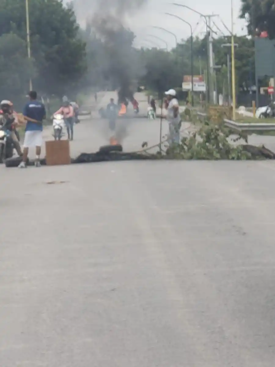 Caos en Yerba Buena: está cortado el tránsito en Camino de Sirga y Solano Vera por una protesta