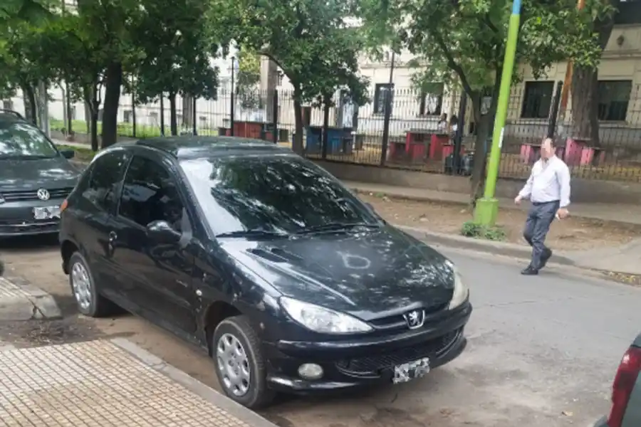 Postales de todos los días: conductores obstruyen el paso en rampas para discapacitados