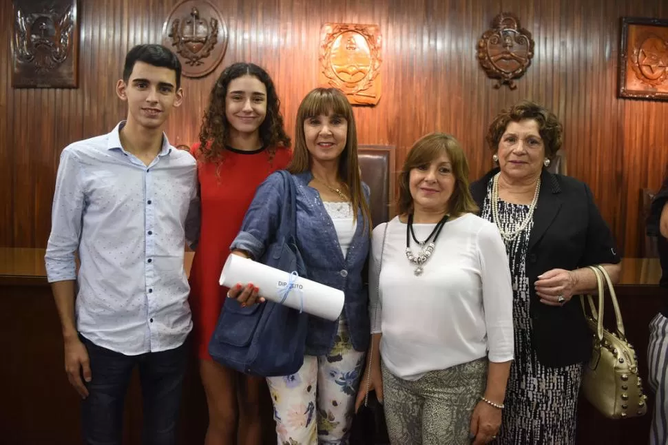 CON EL DIPLOMA. María del Carmen, la esposa del diputado Leito, sostiene el diploma junto a sus hijos, su mamá y su suegra. la gaceta / foto de Analía Jaramillo