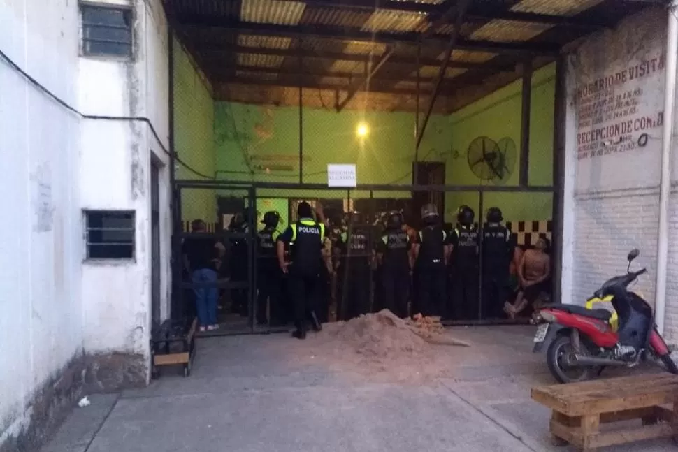 EL ÚLTIMO INCIDENTE. Los detenidos en la ex Brigada se amotinaron para solicitar que sean enviados al penal de Villa Urquiza para estar más cómodos.  