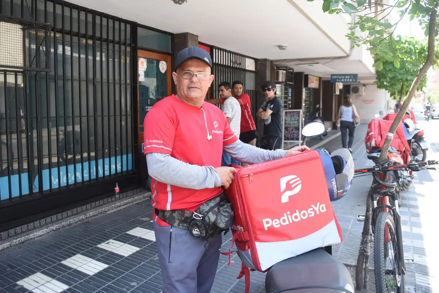 ALI ESTRADA. Cree que si no fuera por su trabajo habría dejado el país.