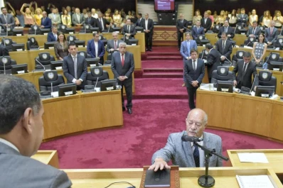 Juró, votó, tomó licencia y se fue