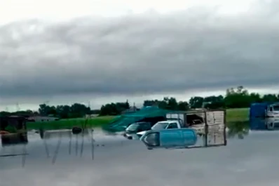 Autos y camionetas tapados por el agua en la ruta que une Taco Ralo y La Cocha