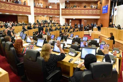 La interna política y familiar derivó en un acto inusual en el Poder Legislativo