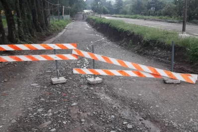 Sin paso: las lluvias destrozaron el puente alternativo sobre el río Muerto