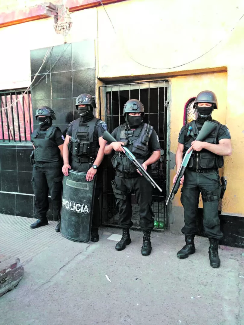 REFERENCIA. Efectivos de la Policía de la provincia, durante un operativo en un barrio de la capital. 