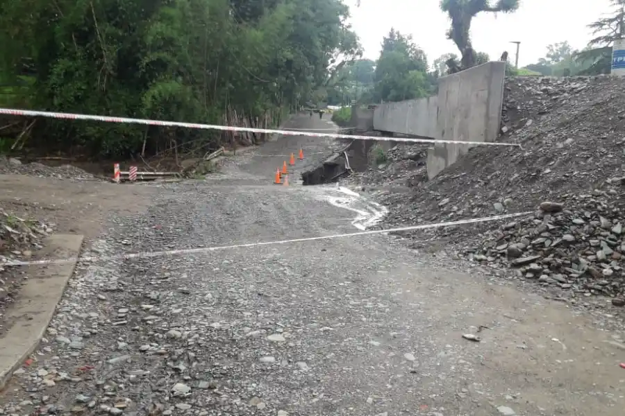 Sin paso: las lluvias destrozaron el puente alternativo sobre el río Muerto