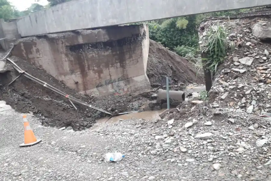 Sin paso: las lluvias destrozaron el puente alternativo sobre el río Muerto
