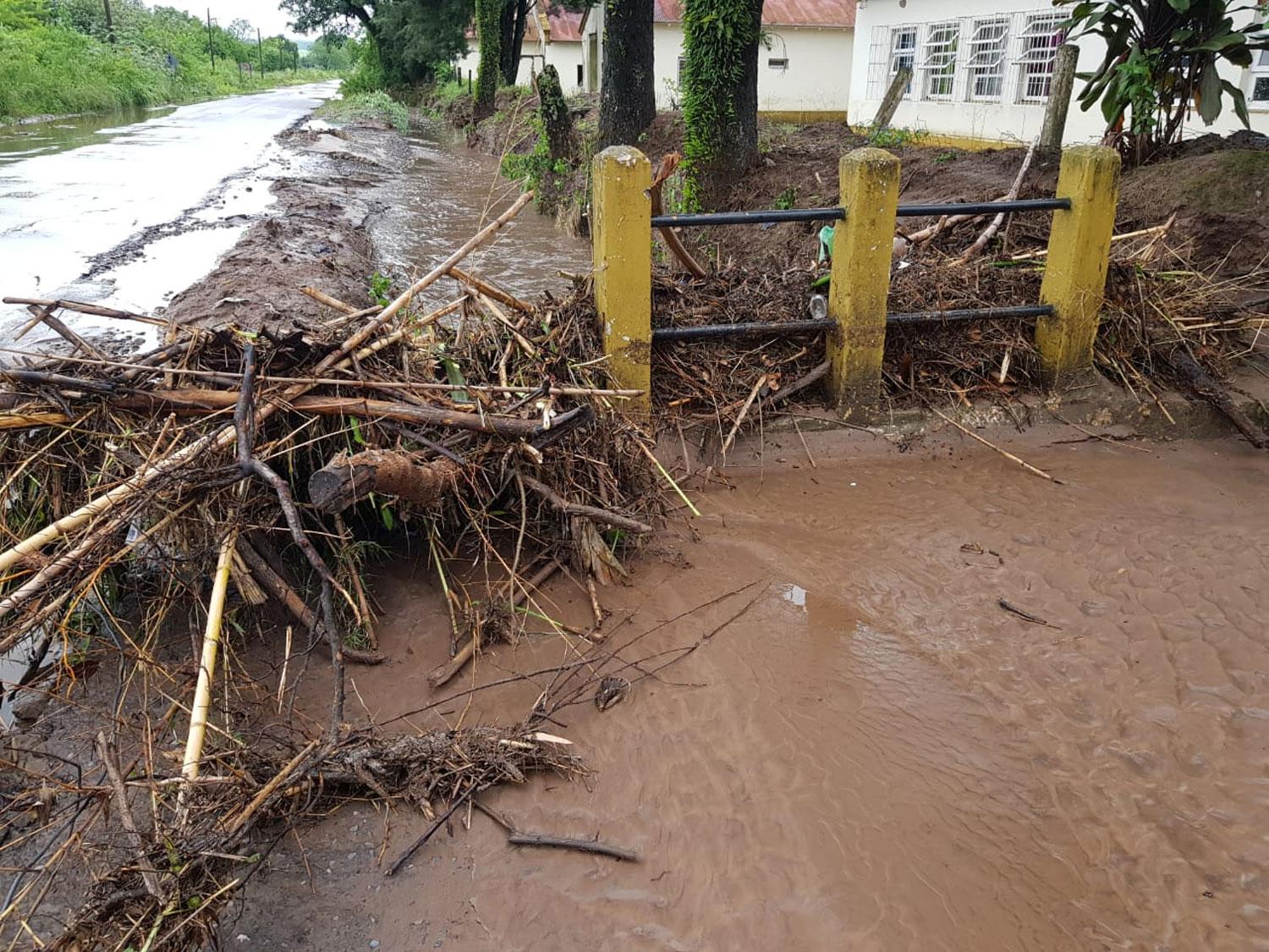 AGUA Y BARRO. Esta mañana era imposible llegar hasta la escuela.