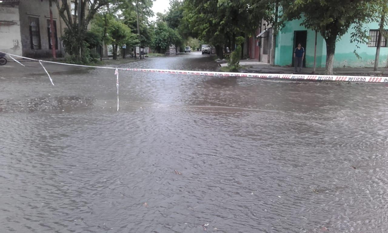 Las calles tucumanas se convirtieron en ríos y flotaron los autos
