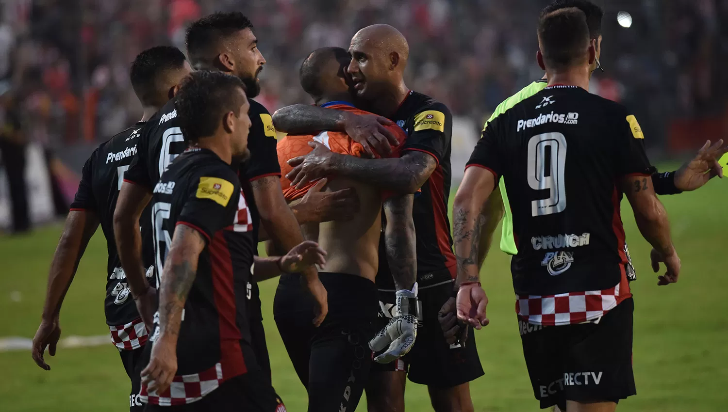 Arce fue felicitado por sus compañeros en el final del partido. LA GACETA/FOTO DE FRANCO VERA