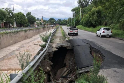 La tormenta dejó personas aisladas y autos flotando por las calles