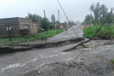 El agua que bajó del pedemonte dejó a los vecinos inundados hasta la cintura