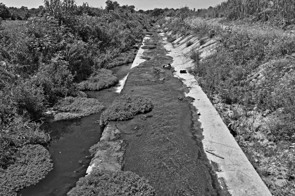 POR AQUI. A 800 metros del puente de Los Azahares habría que construir un nuevo canal. 
