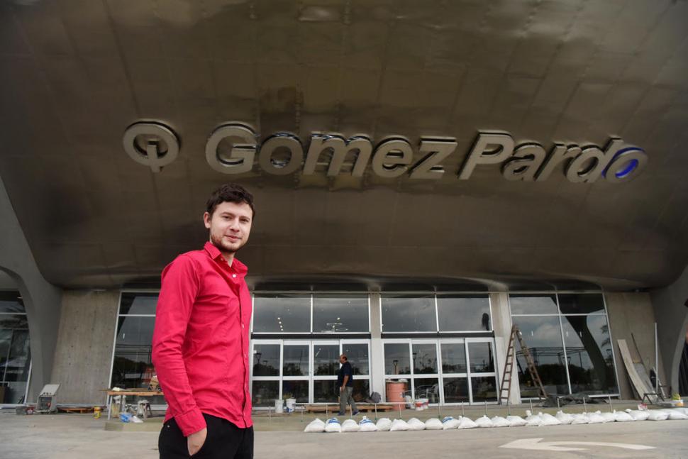 PUERTA DE INGRESO. Rafael Gómez Pardo supervisó los trabajos en el complejo comercial de Yerba Buena. 
