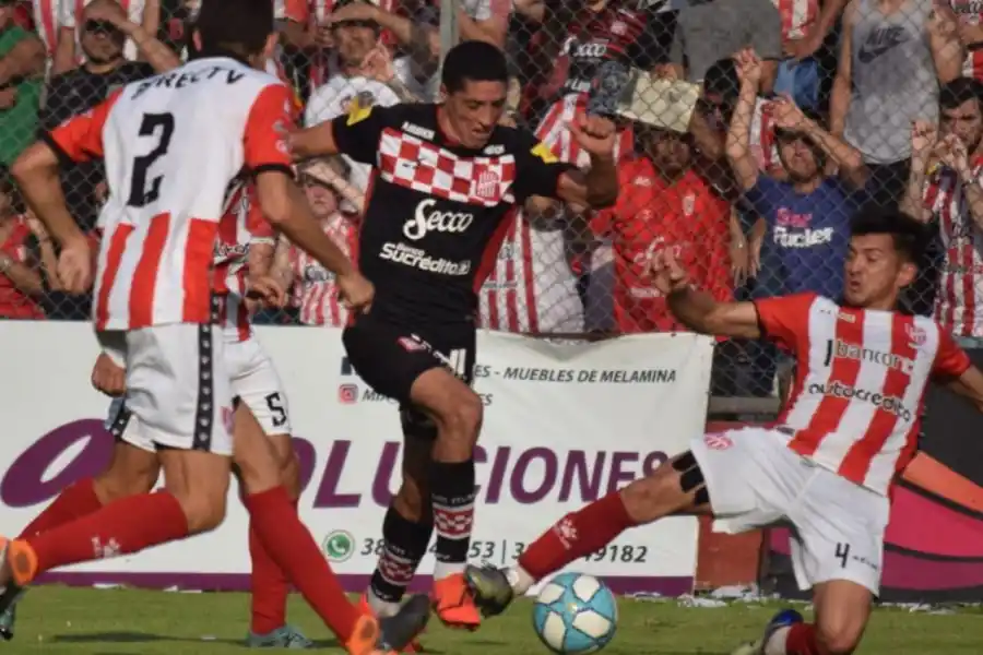 Nicolás Castro estuvo activo en los primeros minutos del partido. FOTO TOMADA DE TWITTER.COM/CASMOFICIAL