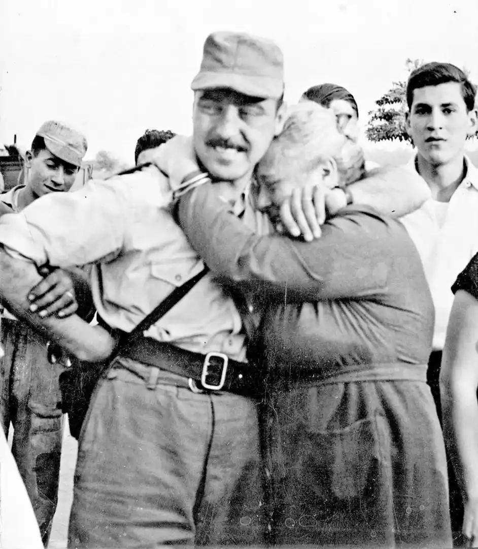 EMOCIÖN Y ALIVIO. La madre abraza a un oficial del Regimiento 19 de Infantería, feliz porque esa unidad regresó de Córdoba sin combatir.