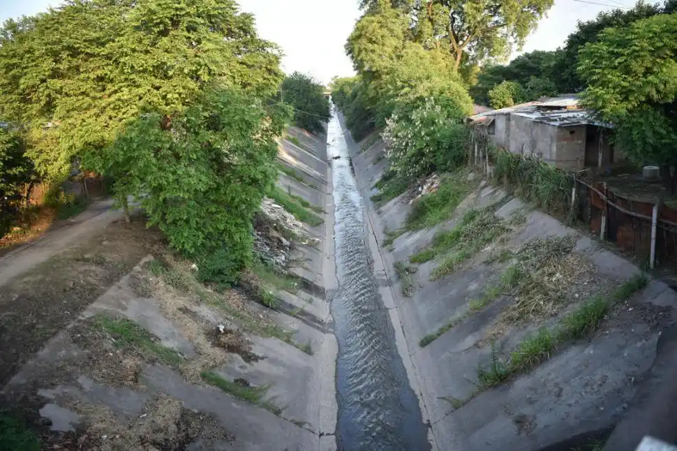 CANAL NORTE.  Vista del colector desde las avenidas República del Líbano y Francisco de Aguirre. 