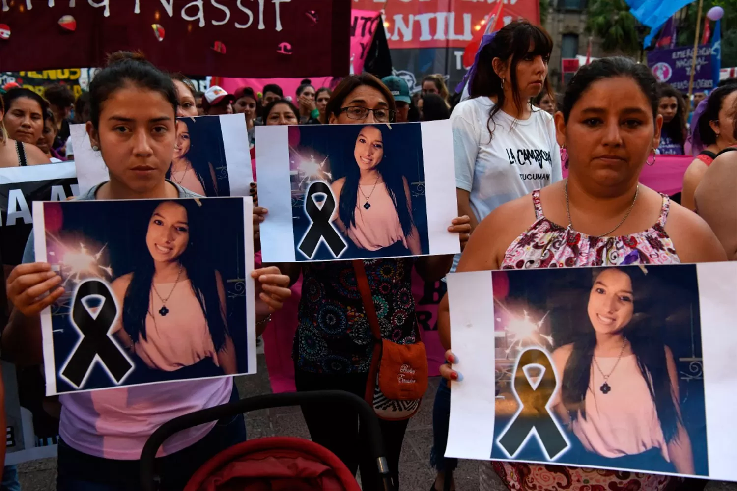 LAS QUE YA NO ESTÁN. En una marcha recordaron a las víctimas de femicidio. FOTO LA GACETA/DIEGO ARÁOZ