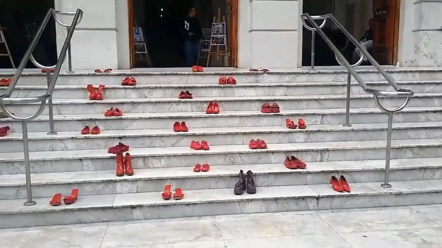 Intervienen con zapatos rojos las escaleras de la Suprema Corte por el día contra la violencia machista