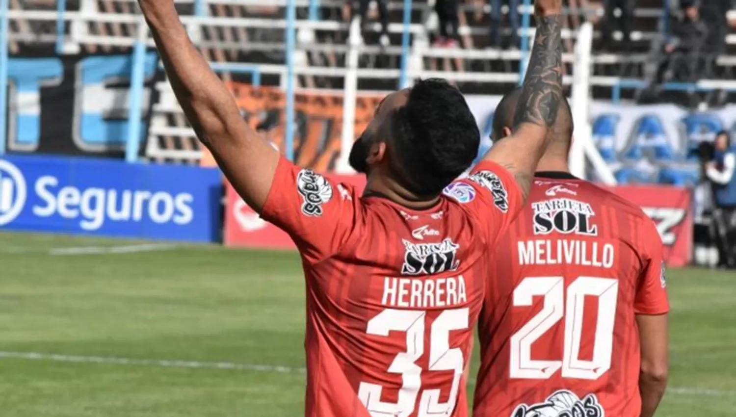 Herrera y Melivillo, dos jugadores fundamentales del Ferroviario. (FOTO TOMADA DE TWITTER @CopaArgentina)