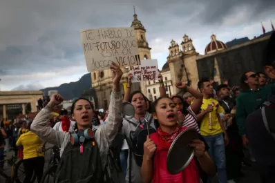 Colombianos repudian en la calle las políticas de Duque