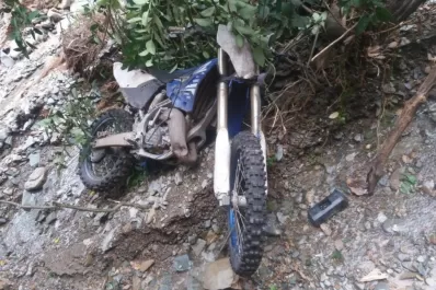 Circulaba en una moto, cayó a un zanjón y falleció