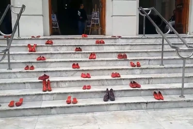 Intervienen con zapatos rojos las escaleras de la Suprema Corte por el día contra la violencia machista