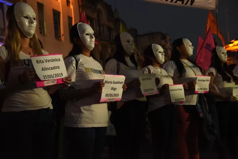 23 de septiembre: marcha en plaza Independencia del colectivo Ni una menos luego de los femicidios de María Alejandra Coronel, de 25 años y Luciana Frías, de 18 años, en el barrio 11 de Marzo. 