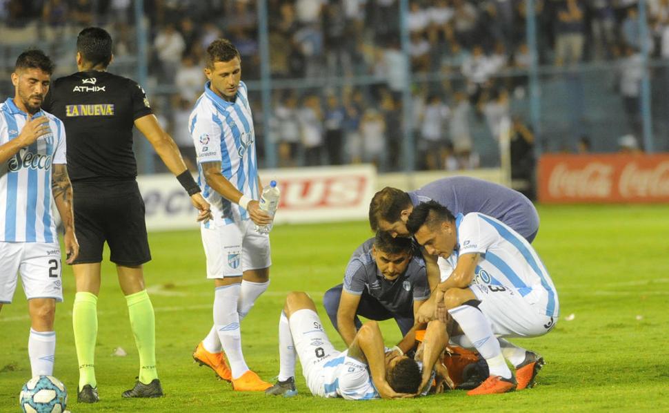 MALA SEÑAL. Díaz se agarra la cabeza luego del golpe que provocó la lesión. 