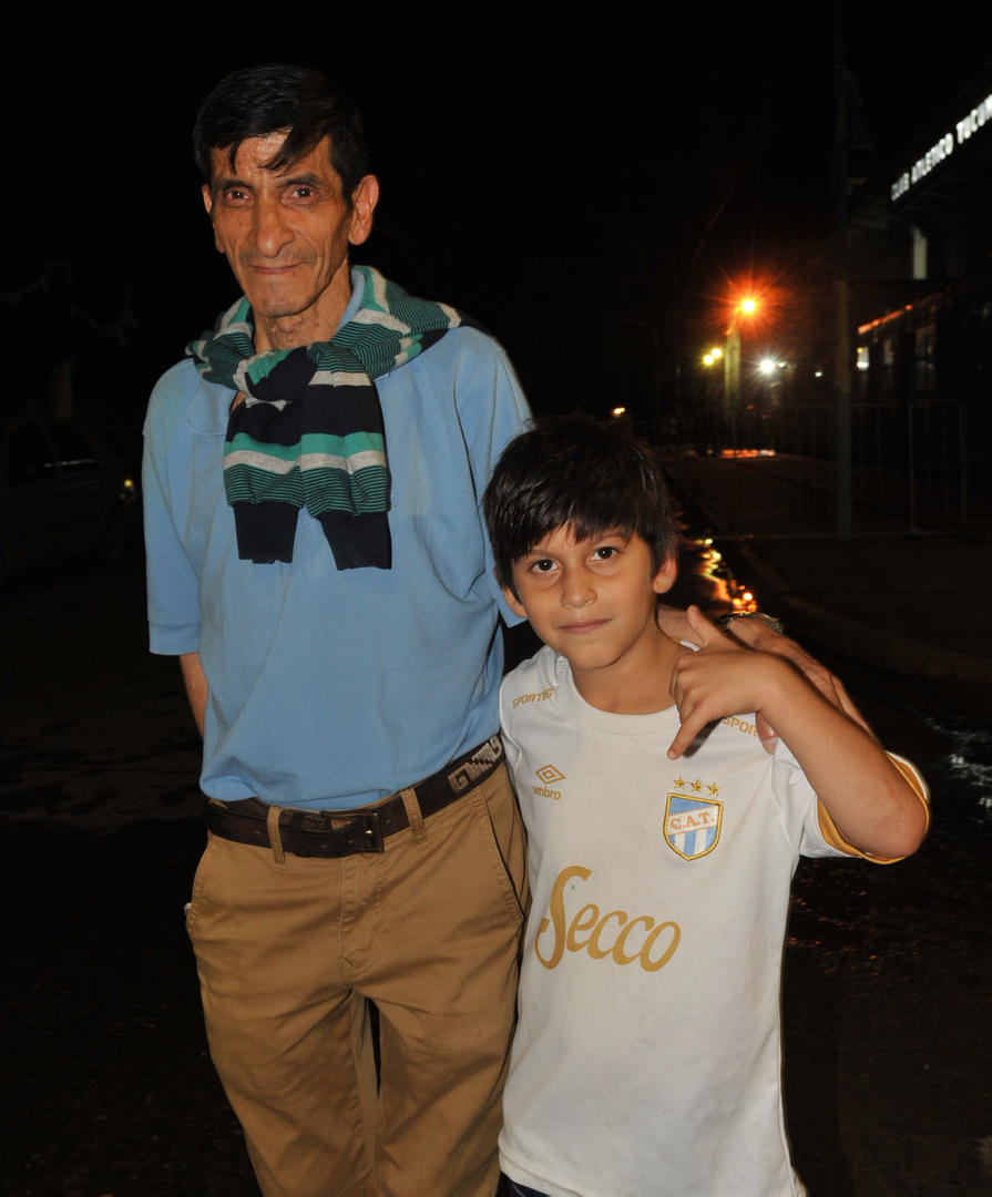 LA PASIÓN LOS UNE. Miguel Nieva con su sobrino, el sábado a la noche. 