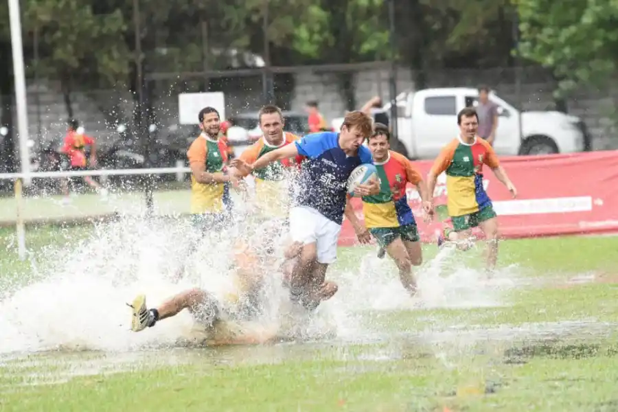  SALPICADOS. El diluvio del viernes por la noche dejó charcos, pero no impidió que todos jugaran y se divirtieran.  