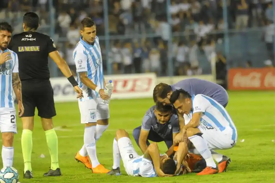 MALA SEÑAL. Díaz se agarra la cabeza luego del golpe que provocó la lesión. 