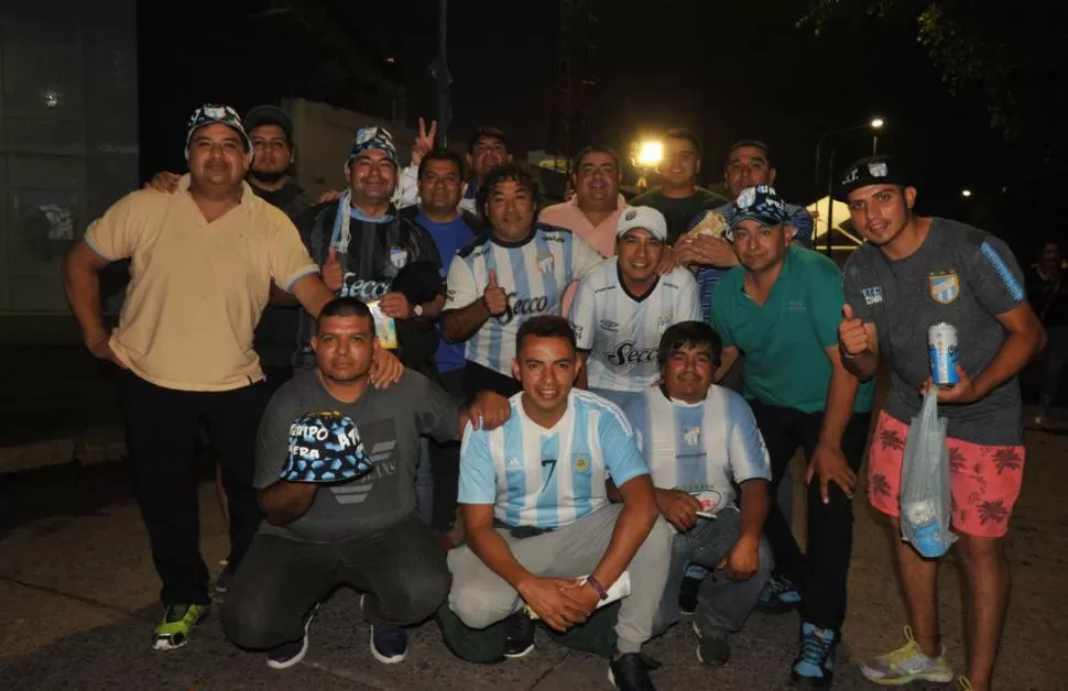DE LA COCHA AL MUNDO. Héctor Barrionuevo y varios de sus amigos llegaron desde el sur para ver a Atlético.  