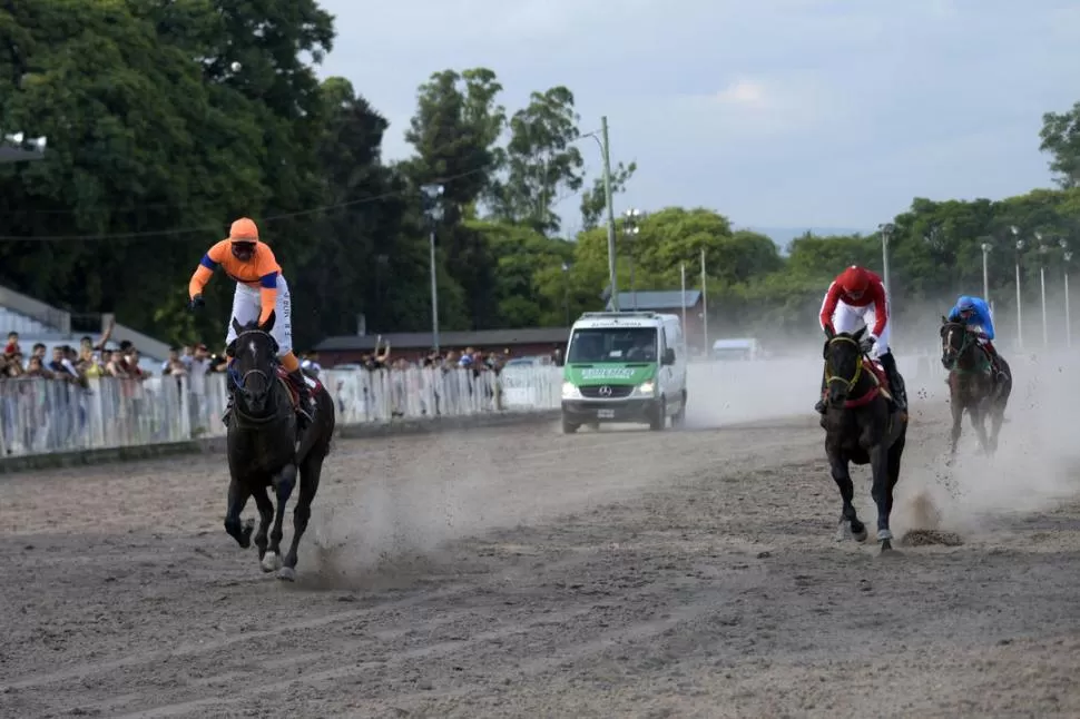 CON LA MIRA EN PALERMO. Cacique Guaraní ganó en gran forma el Jockey Club.  