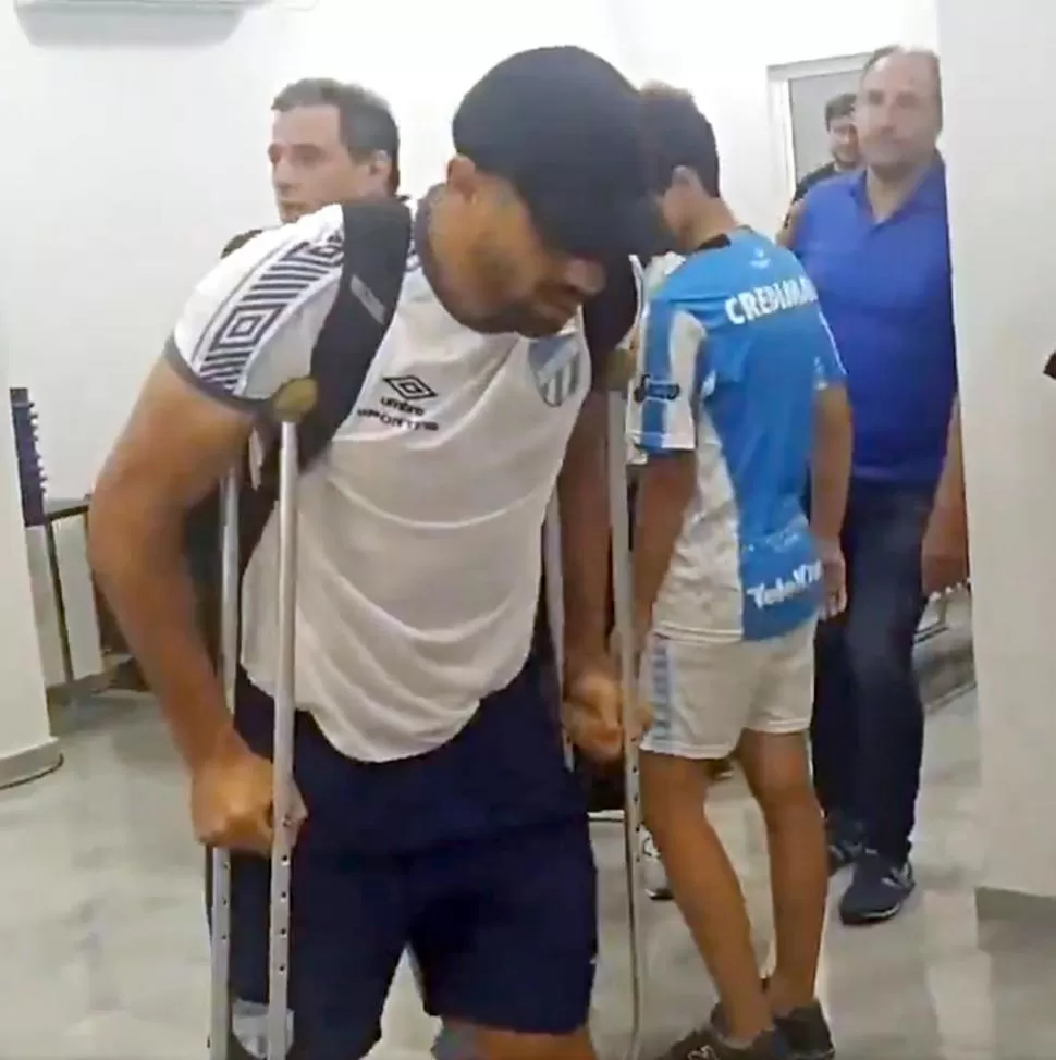 TRISTE DESPEDIDA. Díaz se fue del estadio en muletas tras el partido. imagen de video